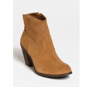 *NWT* Vince Camuto Holden Suede Booties (Toast)